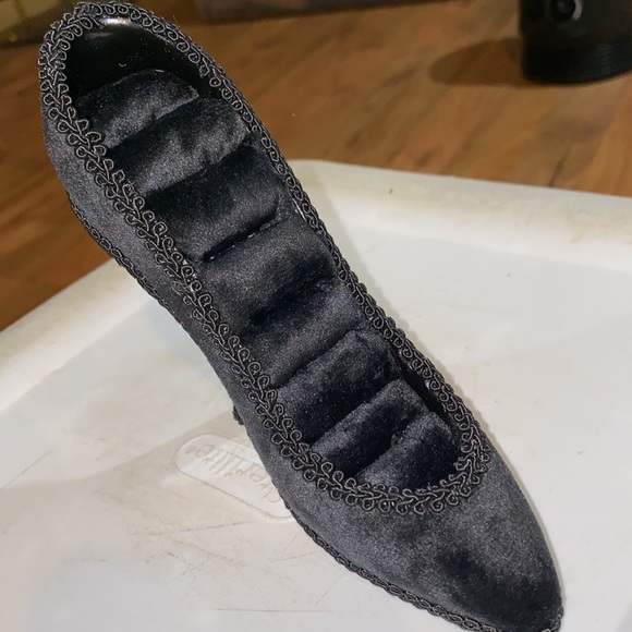 Black Velvet Shoe Ring Holder - Picture 2 of 3
